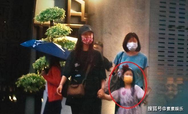 林心如霍建华带女儿出门，霍建华变成“女儿控”，8岁小海豚可爱