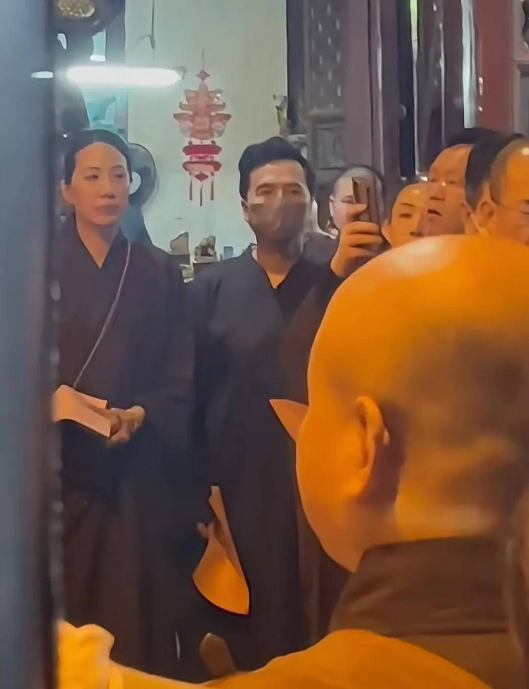 甄子丹和老婆去普陀山，参加浴佛节活动，穿了僧服，看起来好虔诚