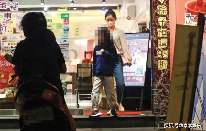 林心如霍建华带女儿出门，霍建华变成“女儿控”，8岁小海豚可爱