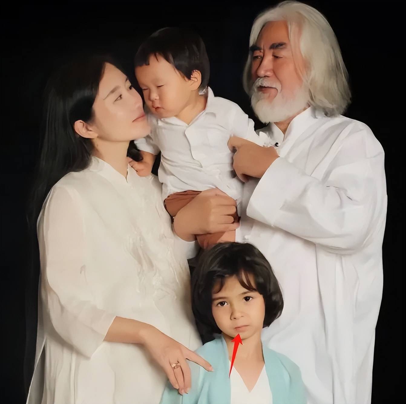 张纪中为娇妻庆生，混血继子站旁边被冷落，下巴后缩网友呼吁关注