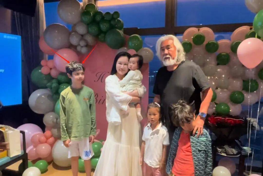 张纪中为娇妻庆生，混血继子站旁边被冷落，下巴后缩网友呼吁关注