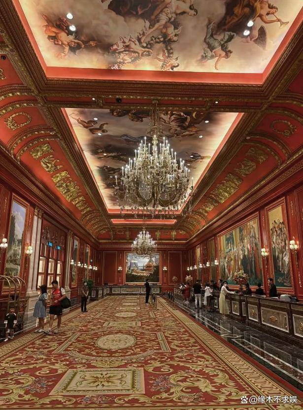 小S婆婆澳门旅游，眼含泪光心情悲痛，眼角淤青疑似受伤！