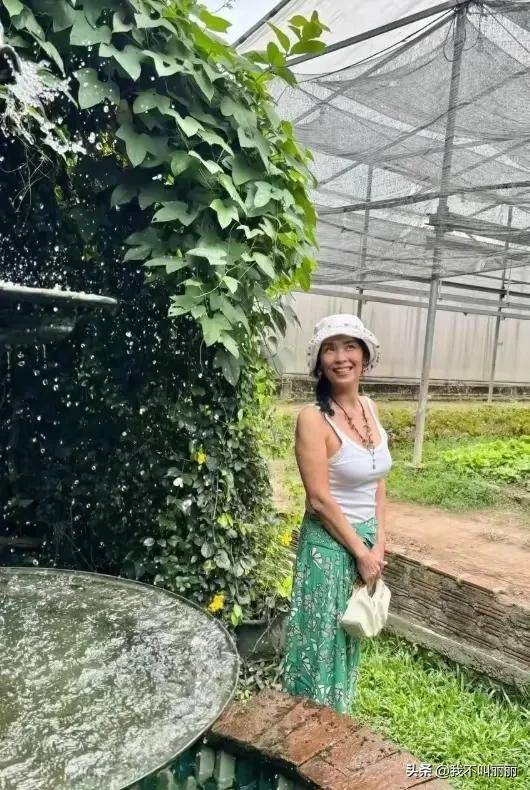61岁韦唯定居泰国，养水牛种水稻，颜值如三十岁，晚年生活美满
