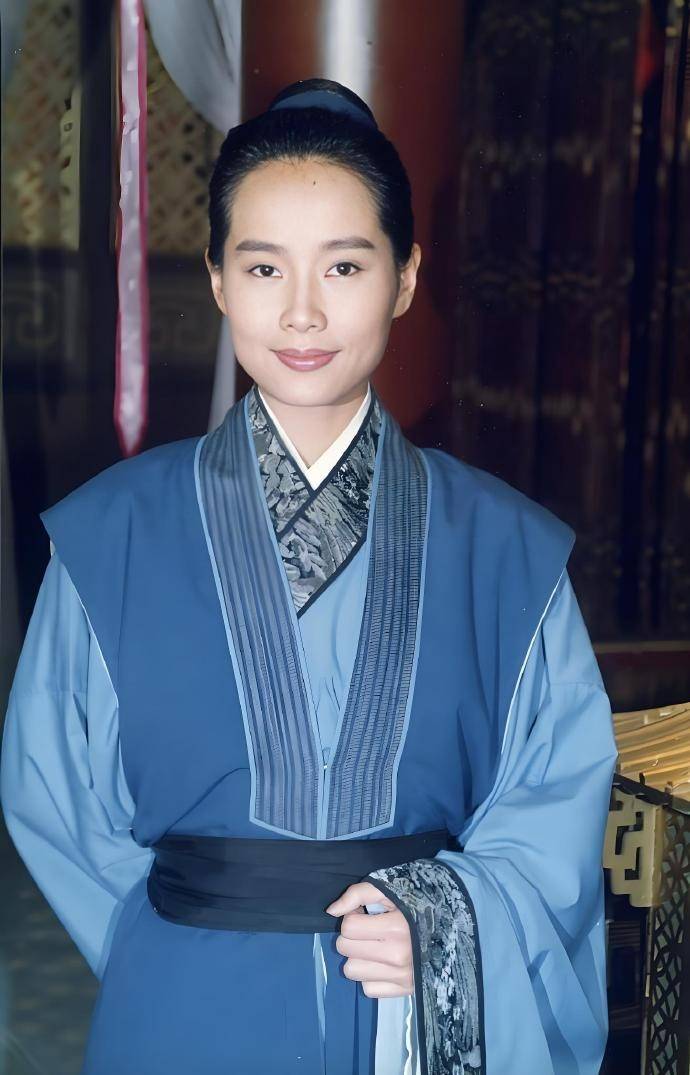 只差5岁，却差距天壤，她“沦落”需保镖搀扶，叶童依旧唱跳自如