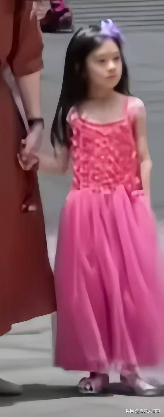 郭晶晶全家游香港，俩女儿超萌，儿子侧脸像爸，未见保镖随行
