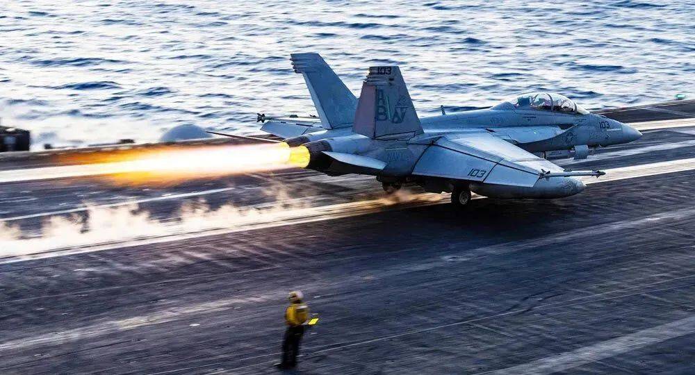 邪门了！美军“杜鲁门”号航母又一架F/A-18坠海，着舰失败！