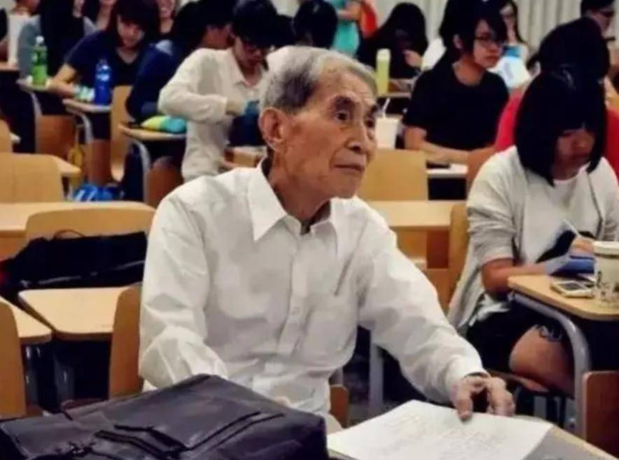 75岁环球旅行美嘉体育下载98岁读硕士105岁考博士：他这一生活得太赚了(图4)