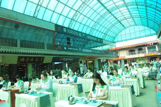 PG电子注册茶香蕴匠心茶艺赛风采2025成都金牛区茶艺赛有点“牛”(图1)
