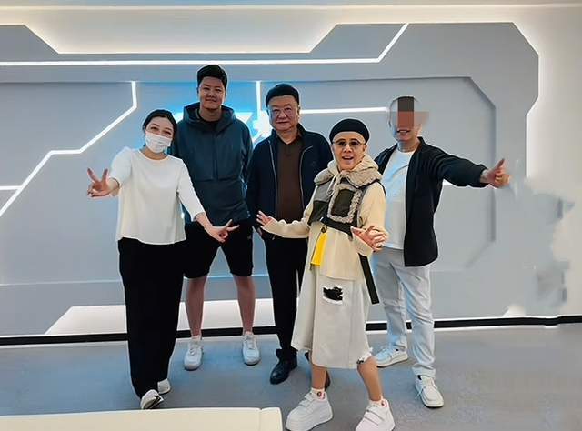 曝金龟子全家现身日本！61岁王宁脸色暗沉，躺在病床上疑做大血净