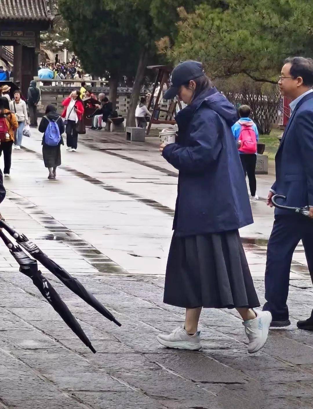 原创郭晶晶素颜端庄庆生，霍震霆陪伴长女，主母范十足！