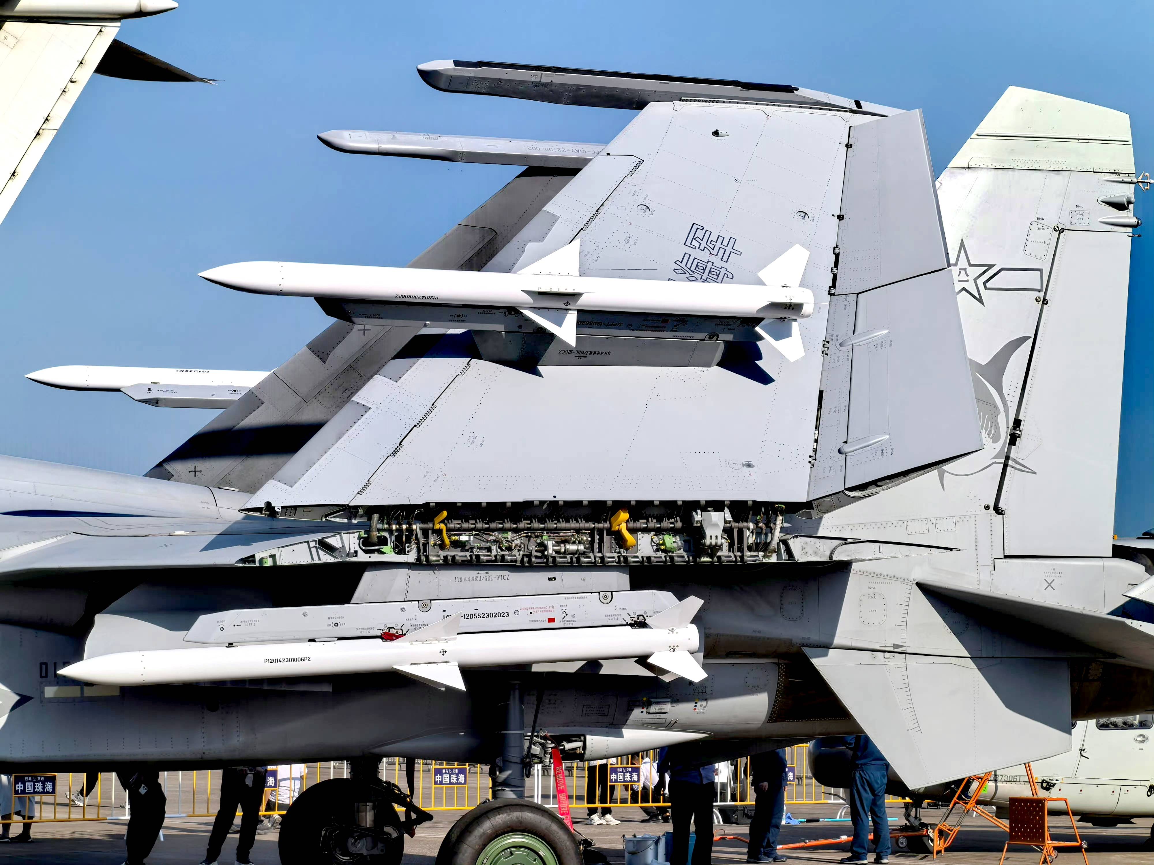 霹雳-15强在哪？国产新款空空导弹能打400公里，美军来了也吃亏？