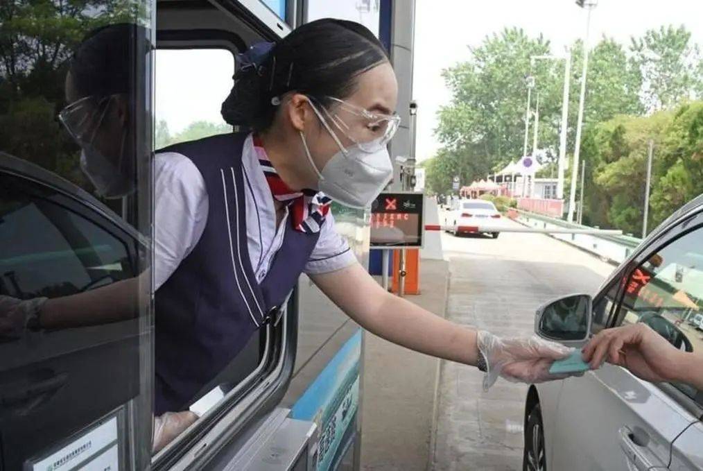 原创             高速ETC通道空空荡荡，人工通道却排长龙？收费员道出真相：这是迟早的事！