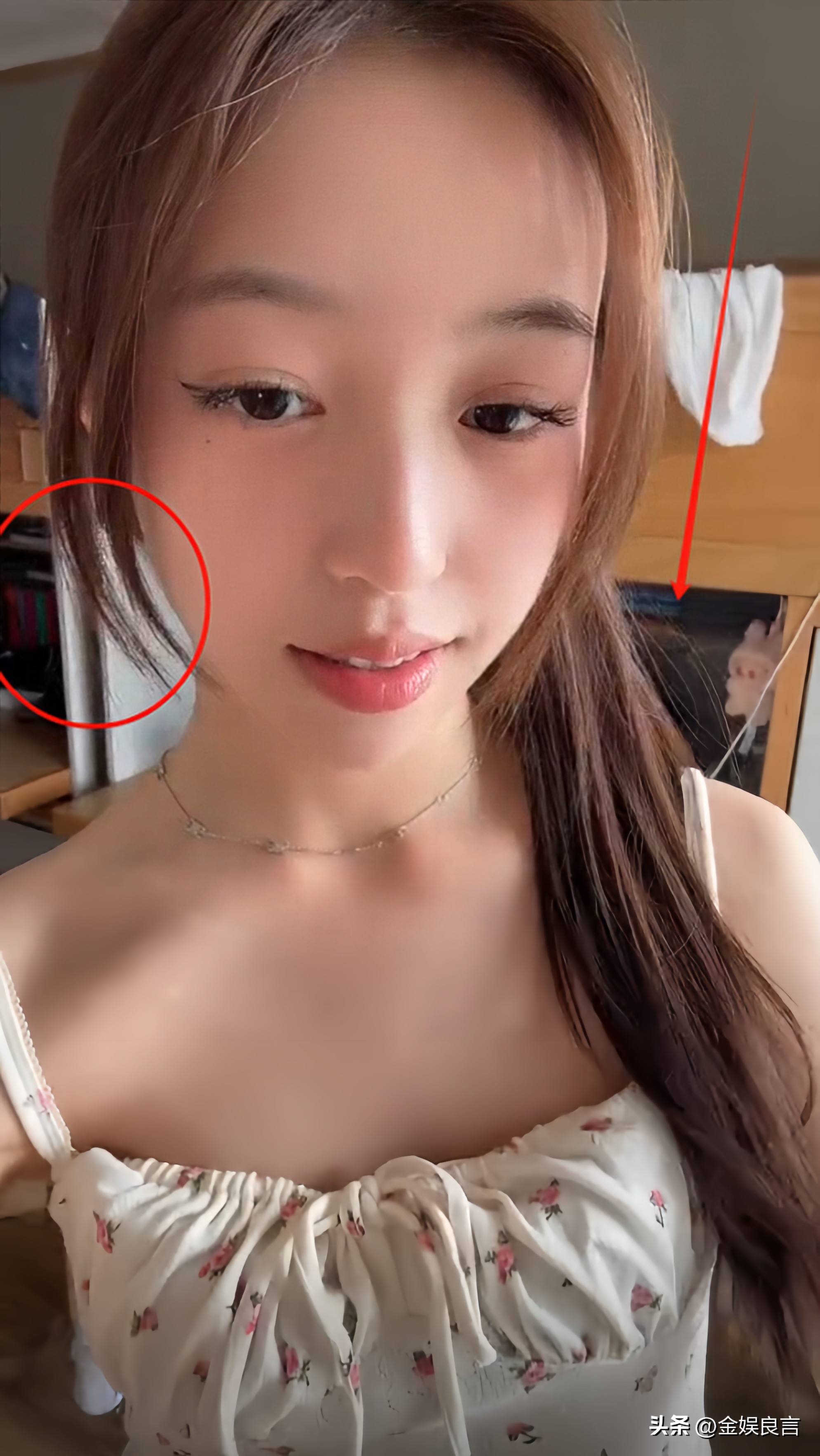赵薇女儿晒瑞士留学视频，15岁四月穿着大胆，长相甜美但不像母亲