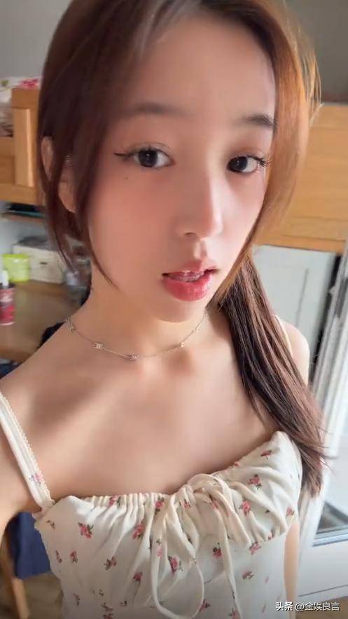 赵薇女儿晒瑞士留学视频，15岁四月穿着大胆，长相甜美但不像母亲