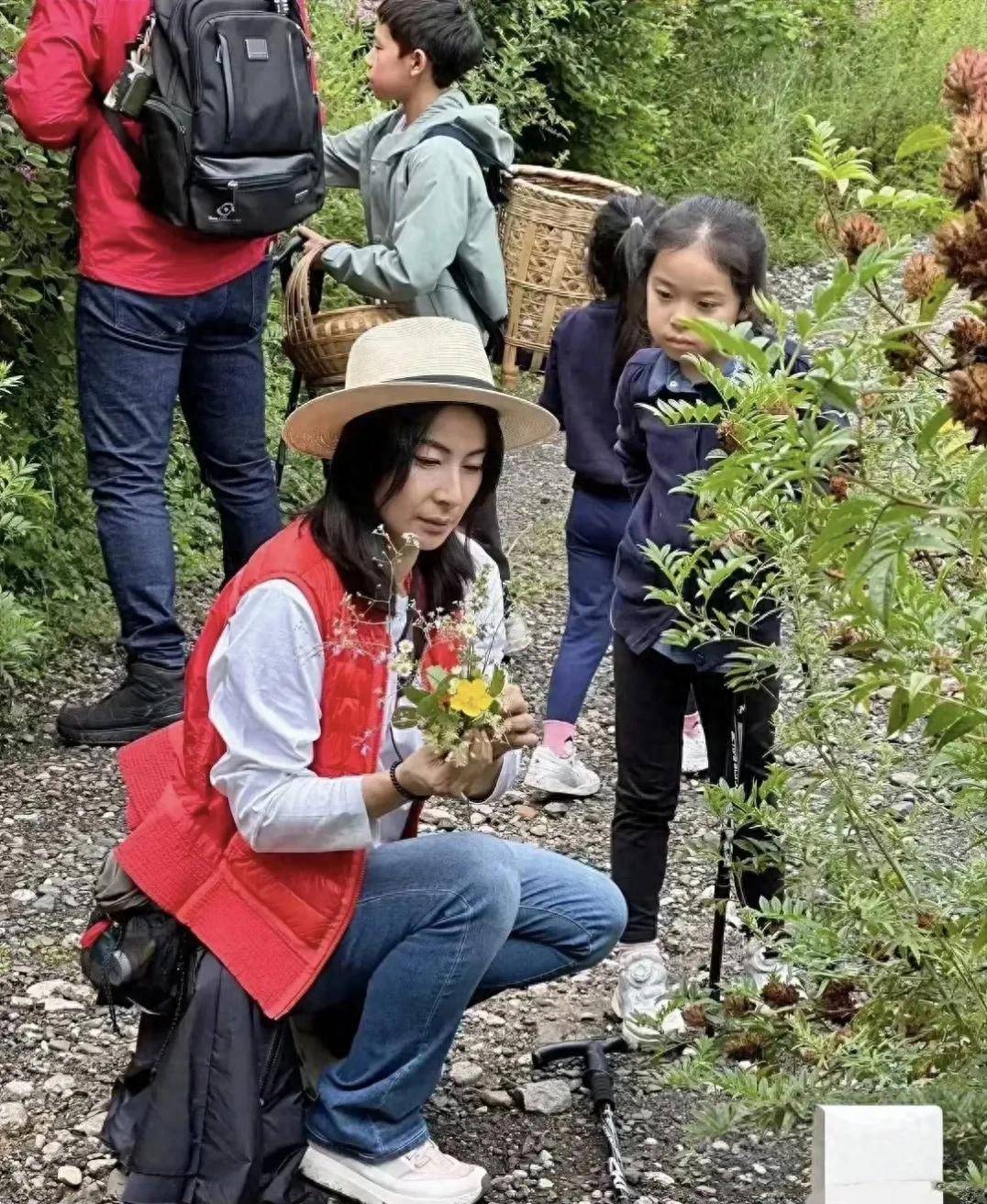原创43岁郭晶晶低调出游，四合院民宿度假，脸色苍白显憔悴