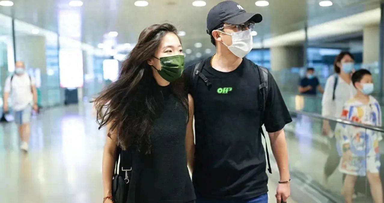 黄轩真是好眼光！女友晒欧洲度假照，素颜长发飘飘穿泳装身材好绝