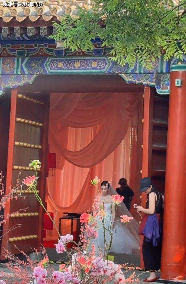 汪小菲大婚全过程曝光，众人都笑仅一人落泪，对比大S婚礼太相似