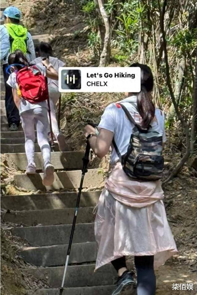 郭晶晶一家五口逛街，小女儿长发如瀑，颜值超越妈妈，太吸睛！