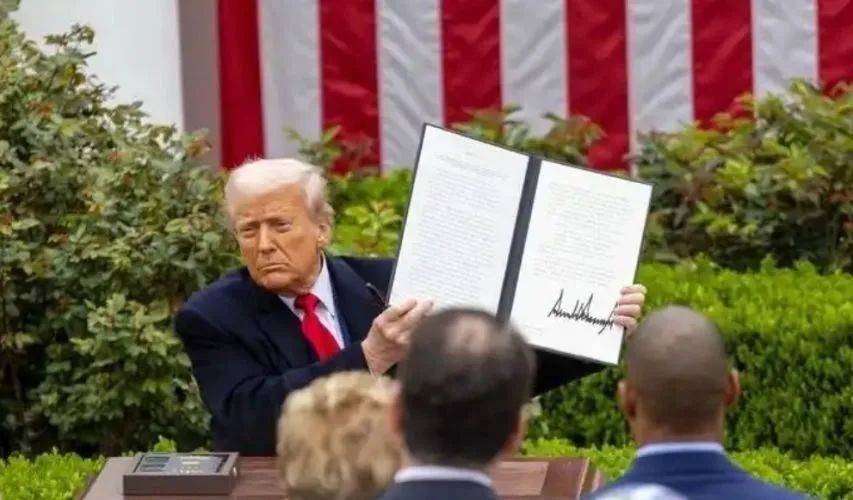 中美达成共识第3天,中国放开稀土管制,特朗普还是高兴不起来? 中美达成共识第3天,中国放开稀土管制,特朗普还是高兴不起来?