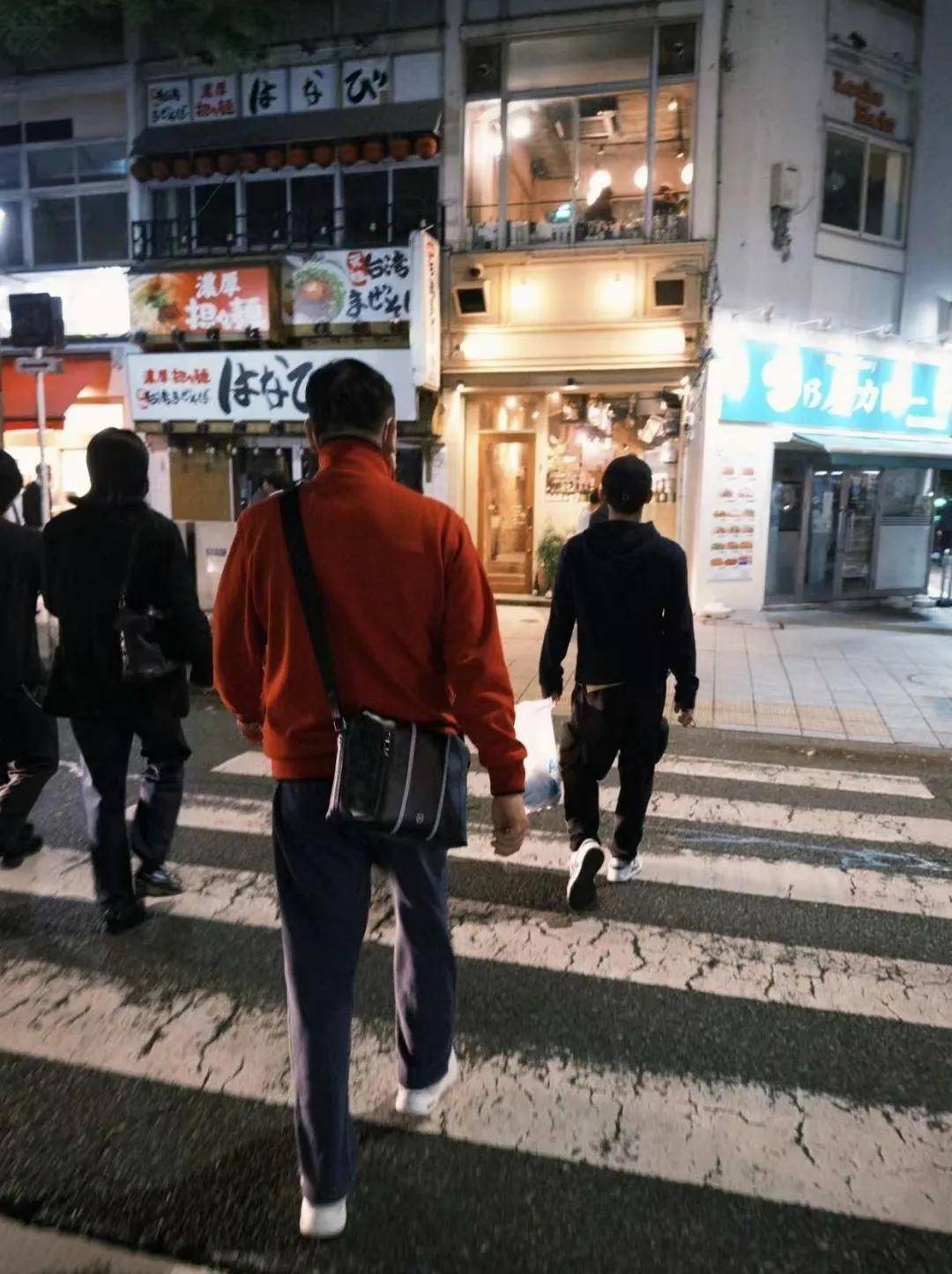郑恺带三岁儿子骑行，父子正脸神似，苗苗勤快在家侍弄六块小菜地