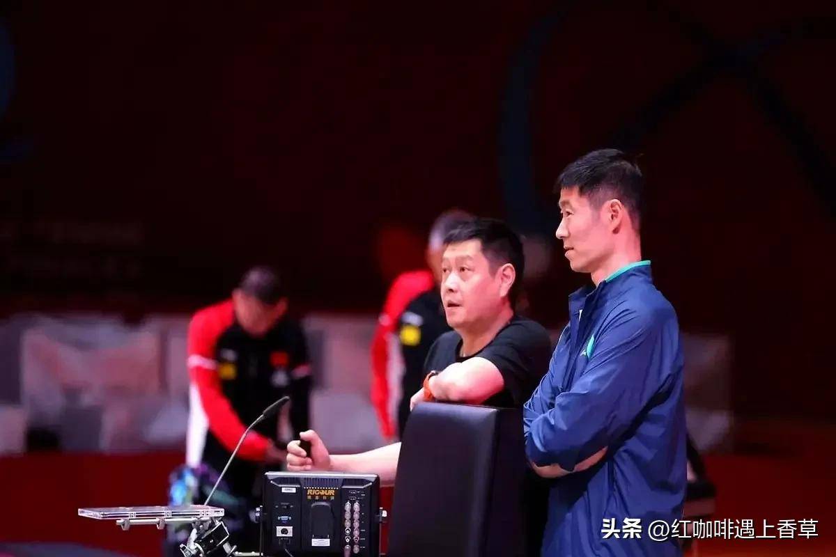 领导在观众席座次安排王励勤世乒赛观众席看比赛和秦志戬王皓三个人这距离太远了！