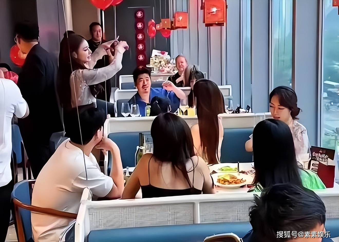 汪小菲霸气！2亿豪宅内宴请马筱梅家人吃烤全羊，家人一团和气