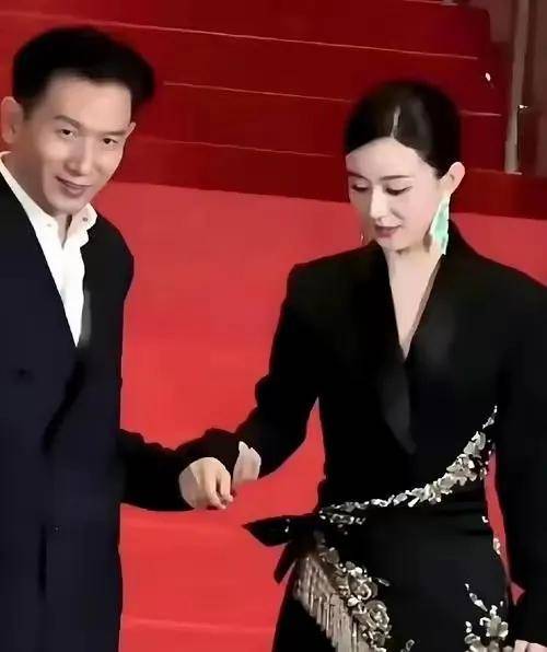 不等赵丽颖承认新恋情，冯绍峰好友发声，离婚女性都有一个特点