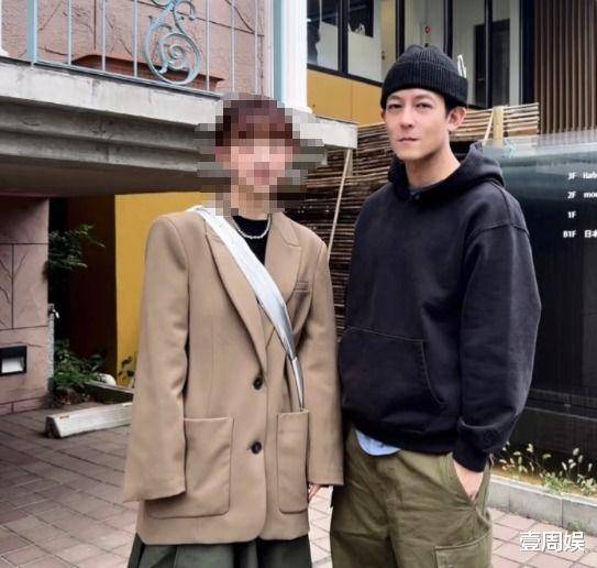 陈冠希日本逛街被偶遇，妻子十指紧扣甜蜜秀恩爱，身高差异引关注