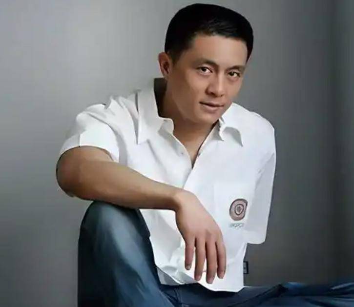 老戏骨常戎现状：62岁肌肉发达，热衷下厨，45岁妻子风韵犹存