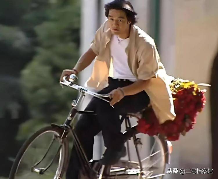 面容变老！54岁李亚鹏显“落魄”，与谢霆锋差距愈加明显