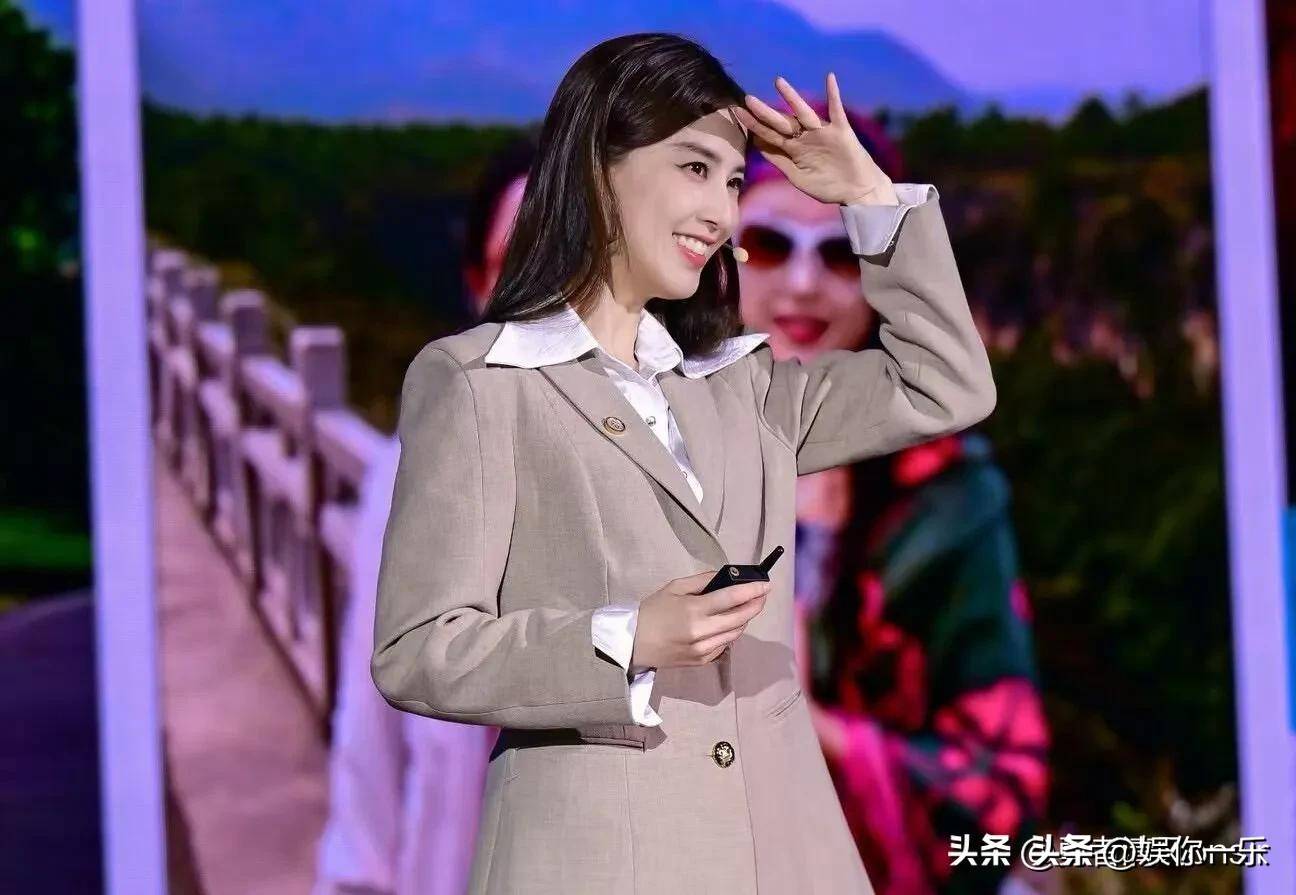 黄圣依母女现身中欧商学院演讲，优雅自信, 高挑纤瘦！妈妈满心欣慰
