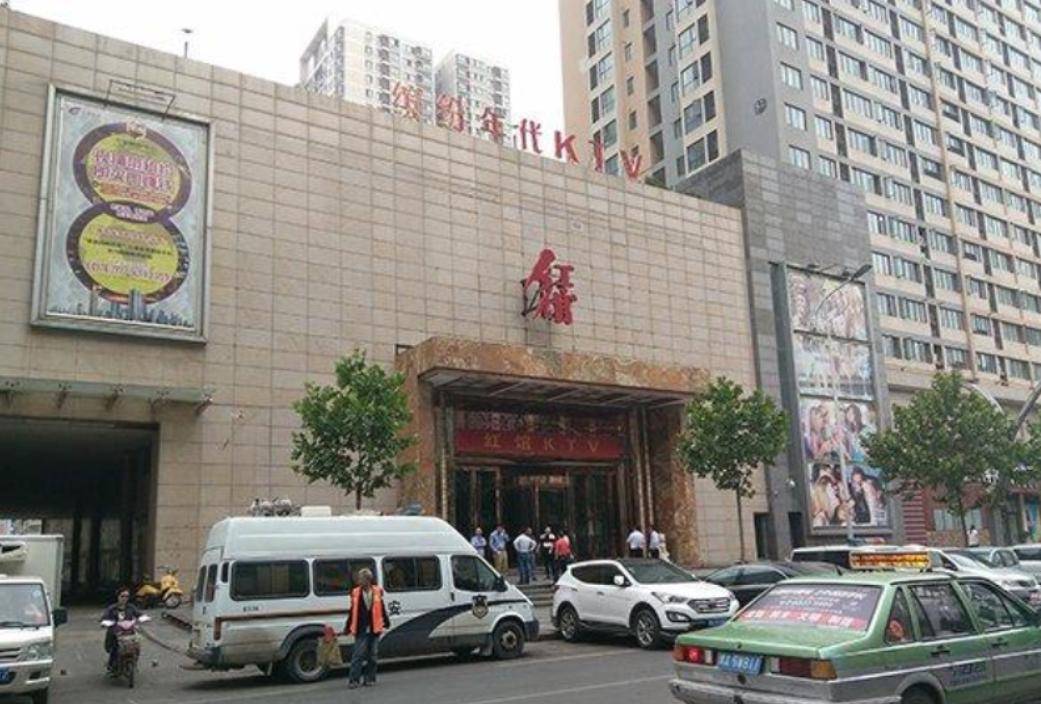 铁粉空间骗了多少人16年300名警察连夜封锁郑州一娱乐场所仅女服务员装了6辆大巴  第6张