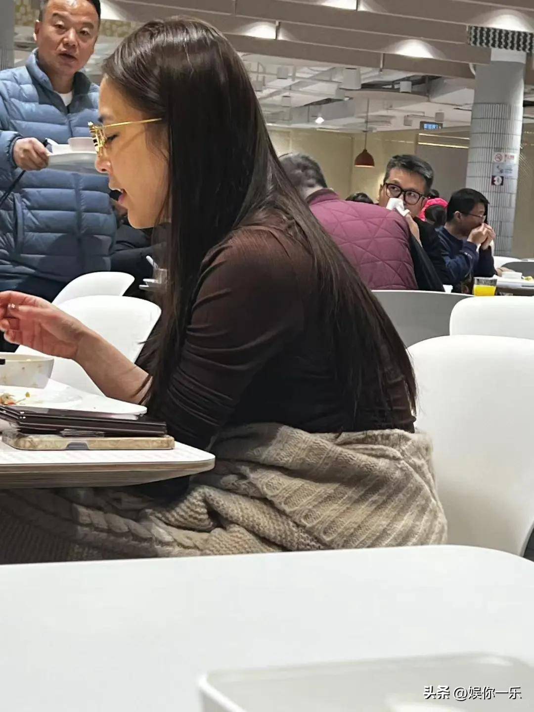 黄圣依母女现身中欧商学院演讲，优雅自信, 高挑纤瘦！妈妈满心欣慰