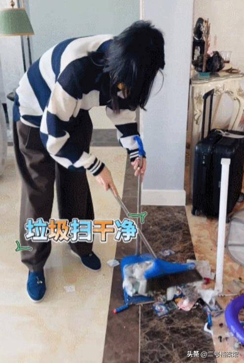 面容变老！54岁李亚鹏显“落魄”，与谢霆锋差距愈加明显