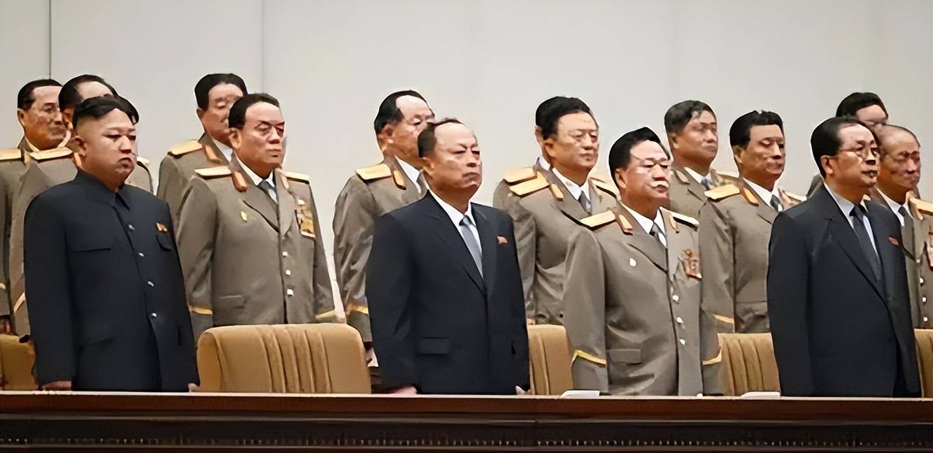 2013年，朝鲜“驸马爷”张成泽审判现场：脸上有被殴打过的痕迹