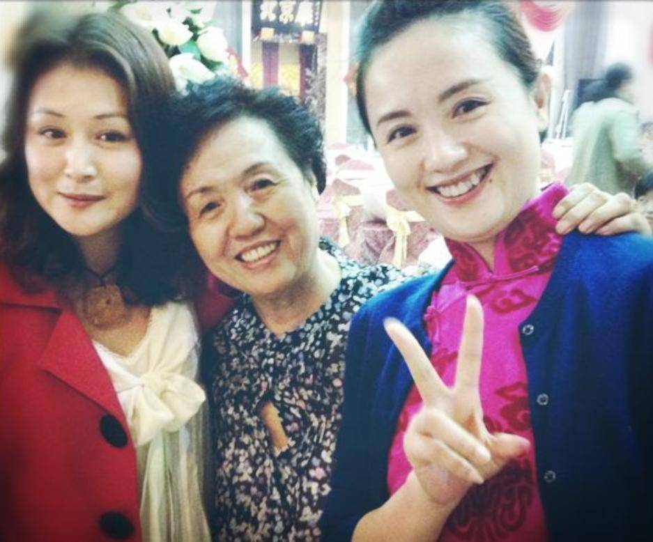 朱媛媛于月仙珍贵合影！原来两人是师姐妹，最后互动惹人泪目