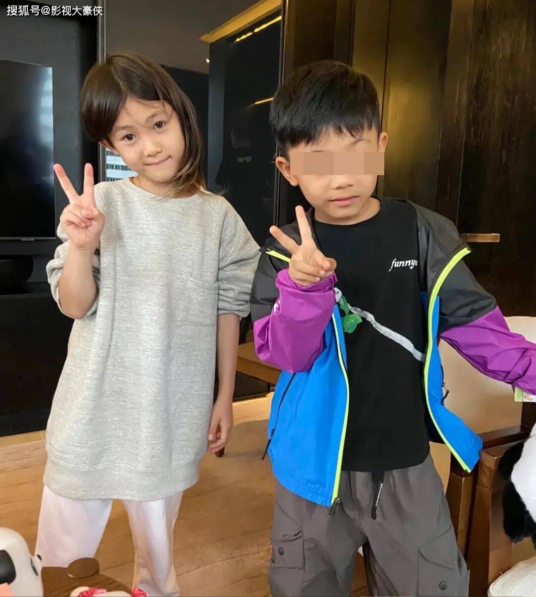 陈冠希和老婆秦舒培带娃回老家探亲 与亲戚全程热情互动
