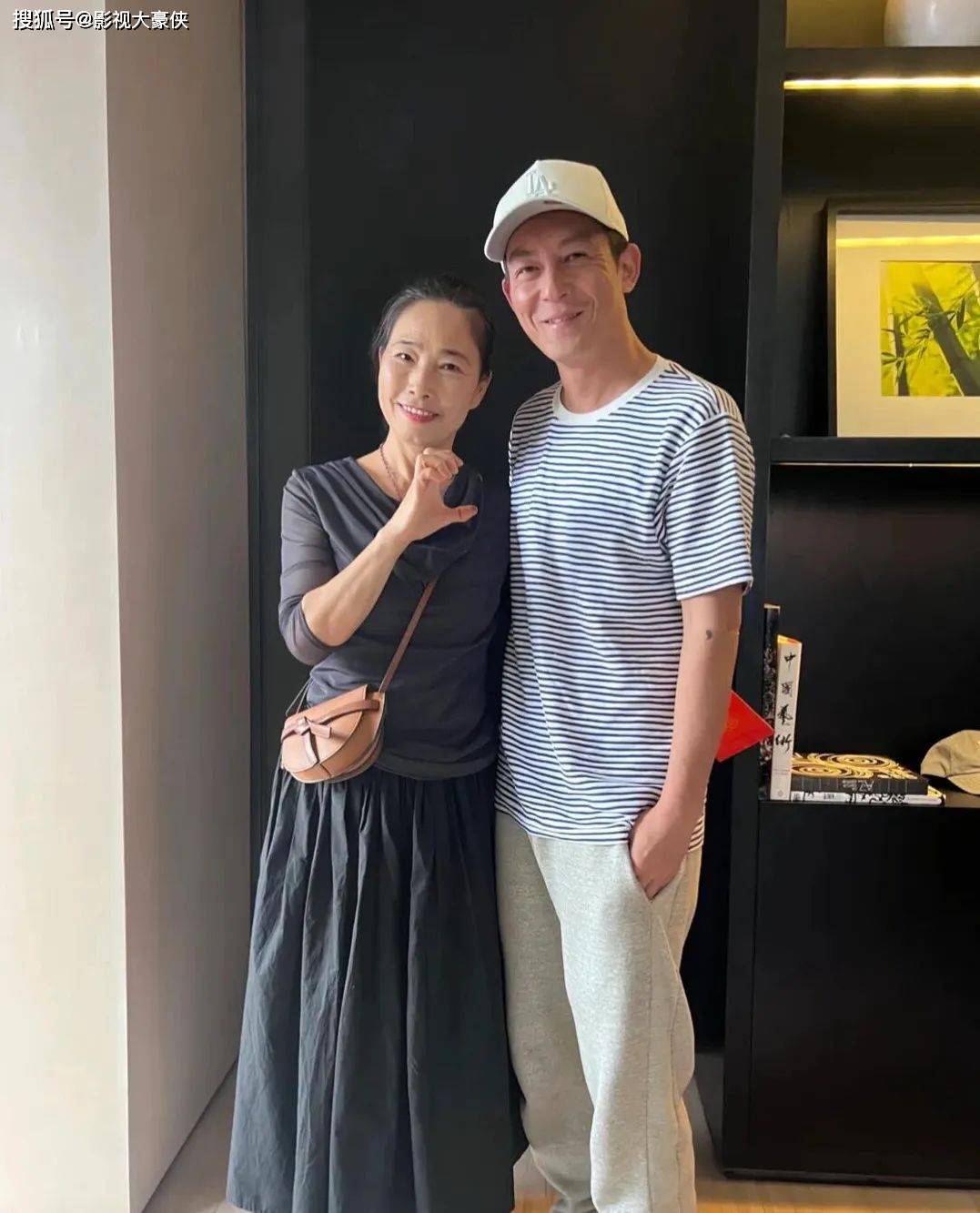 陈冠希和老婆秦舒培带娃回老家探亲 与亲戚全程热情互动