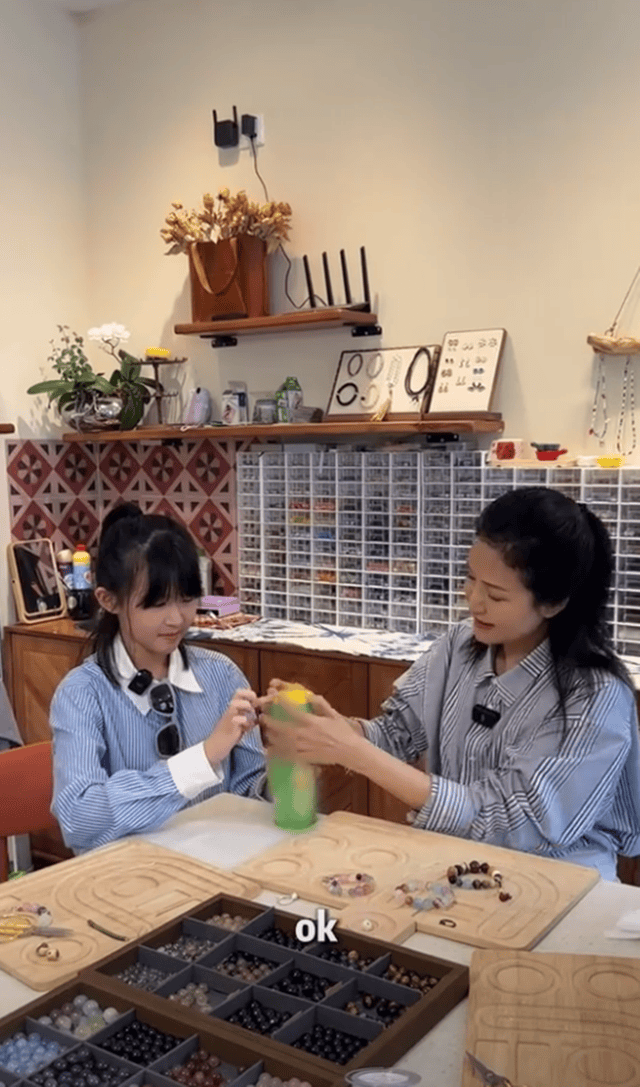 原创             陆毅一家庆六一，鲍蕾妈妈露面年轻漂亮，轮流住俩女儿家好幸福