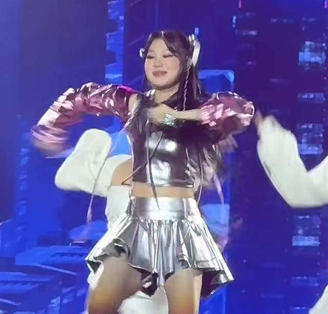 小沈阳演唱会遭负评！邀女儿做嘉宾，18岁沈佳润唱跳俱佳韩国范足