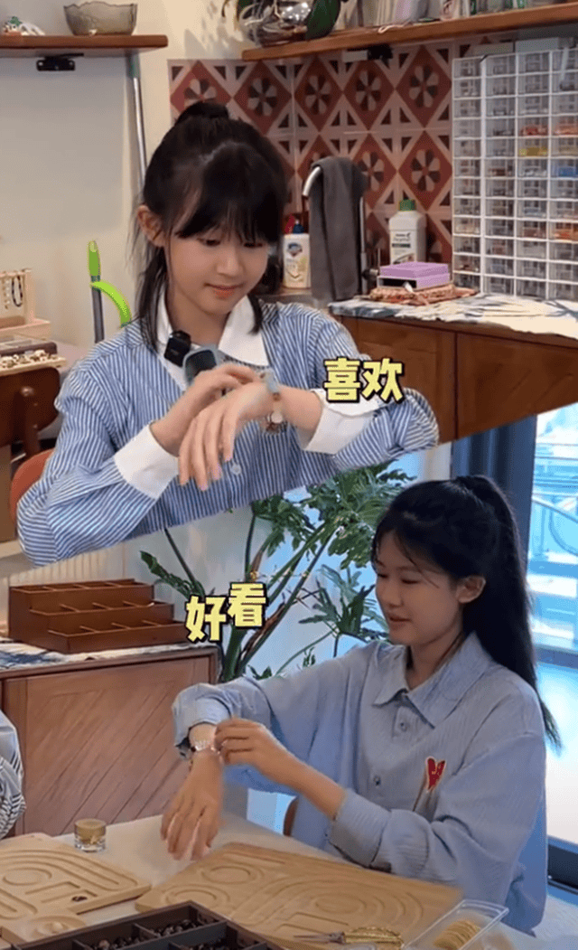 原创             陆毅一家庆六一，鲍蕾妈妈露面年轻漂亮，轮流住俩女儿家好幸福