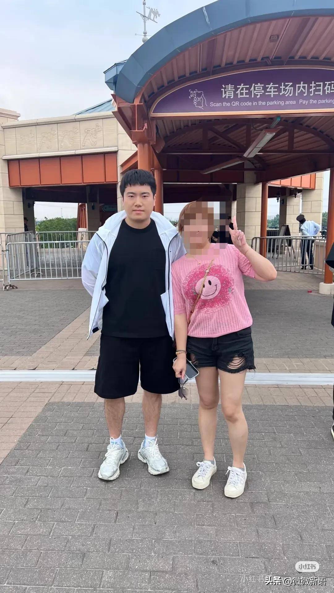 原创             国乒休假：梁靖崑现身迪士尼，林诗栋回海南，王楚钦接受采访