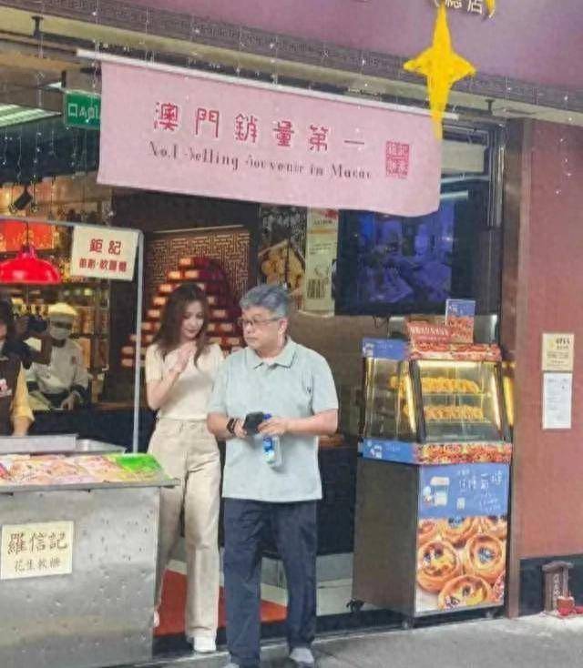 落毛的凤凰不如鸡！杨颖近况曝光穿着朴素为小店站台令人唏嘘黄晓明娱乐吃瓜视频播放