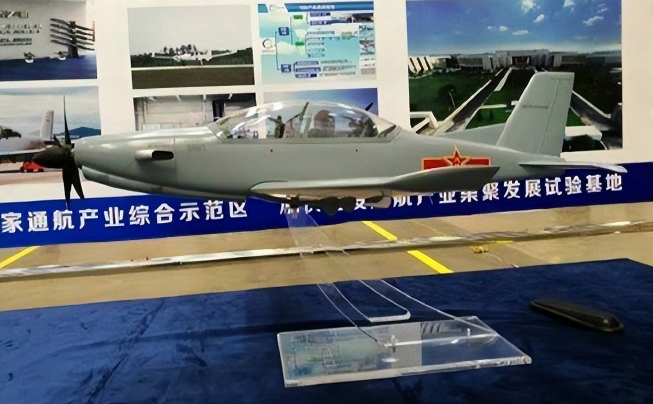 中国初教六下岗？全新涡桨初教机试飞成功，复合材料机身装大屏幕