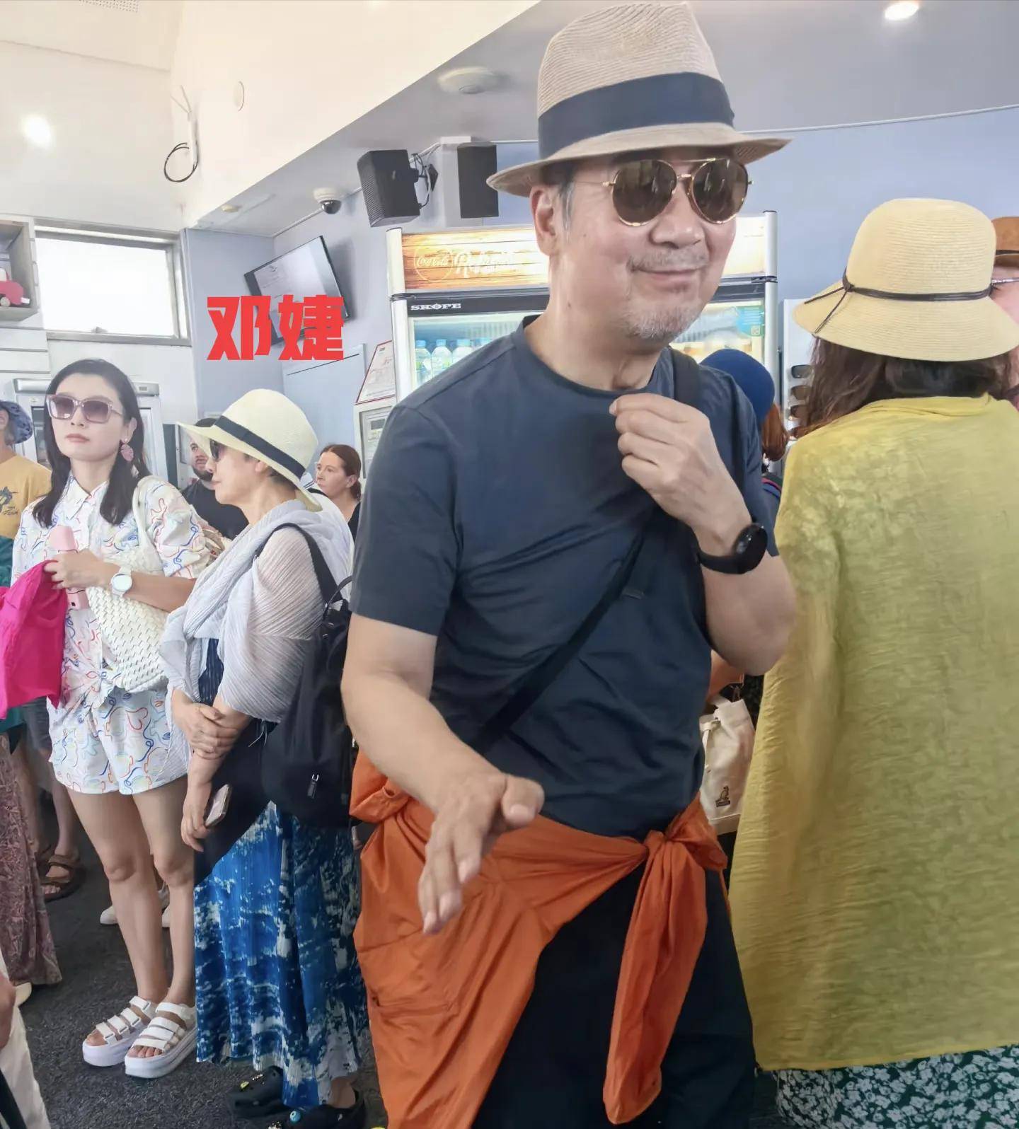 张国立和家人现身澳大利亚，67岁邓婕打扮像贵妇，夫妻俩状态超好