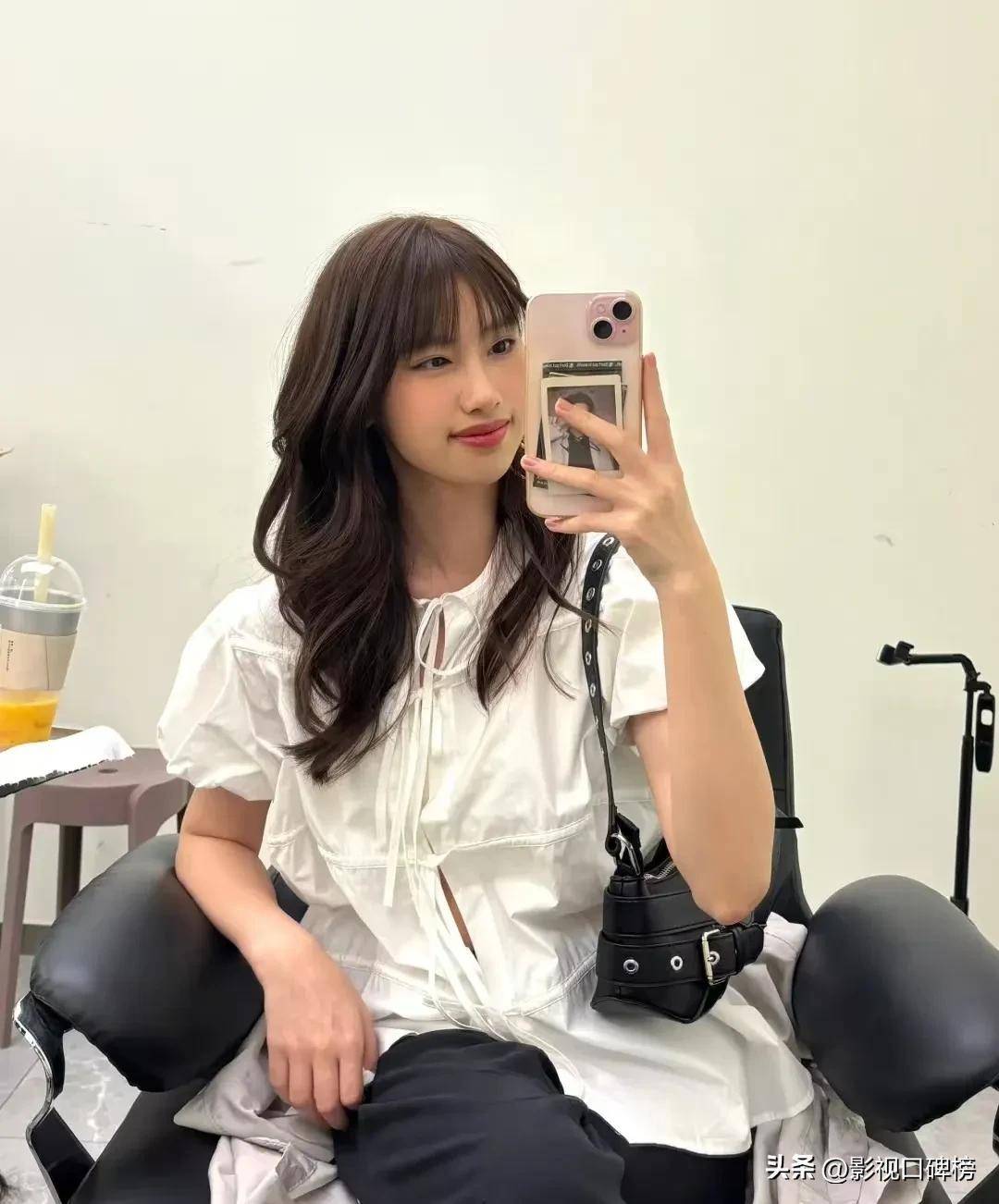 冯小刚女儿高中毕业回国, 19岁徐朵发色变成熟, 越长越像徐帆