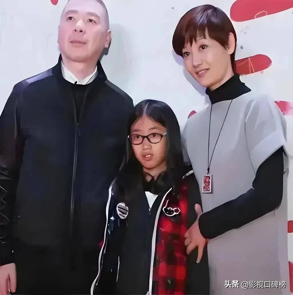 冯小刚女儿高中毕业回国, 19岁徐朵发色变成熟, 越长越像徐帆