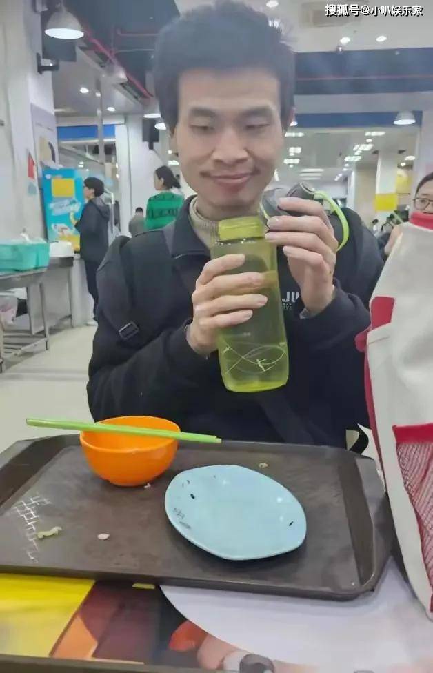 伯父透露韦东奕年薪60万，每月开销不到300元，不像教授的样子