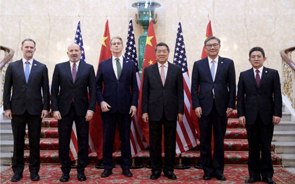 特朗普认栽？中美在伦敦长谈6小时，稀土出口限制让美国措手不及，准备对华让步！