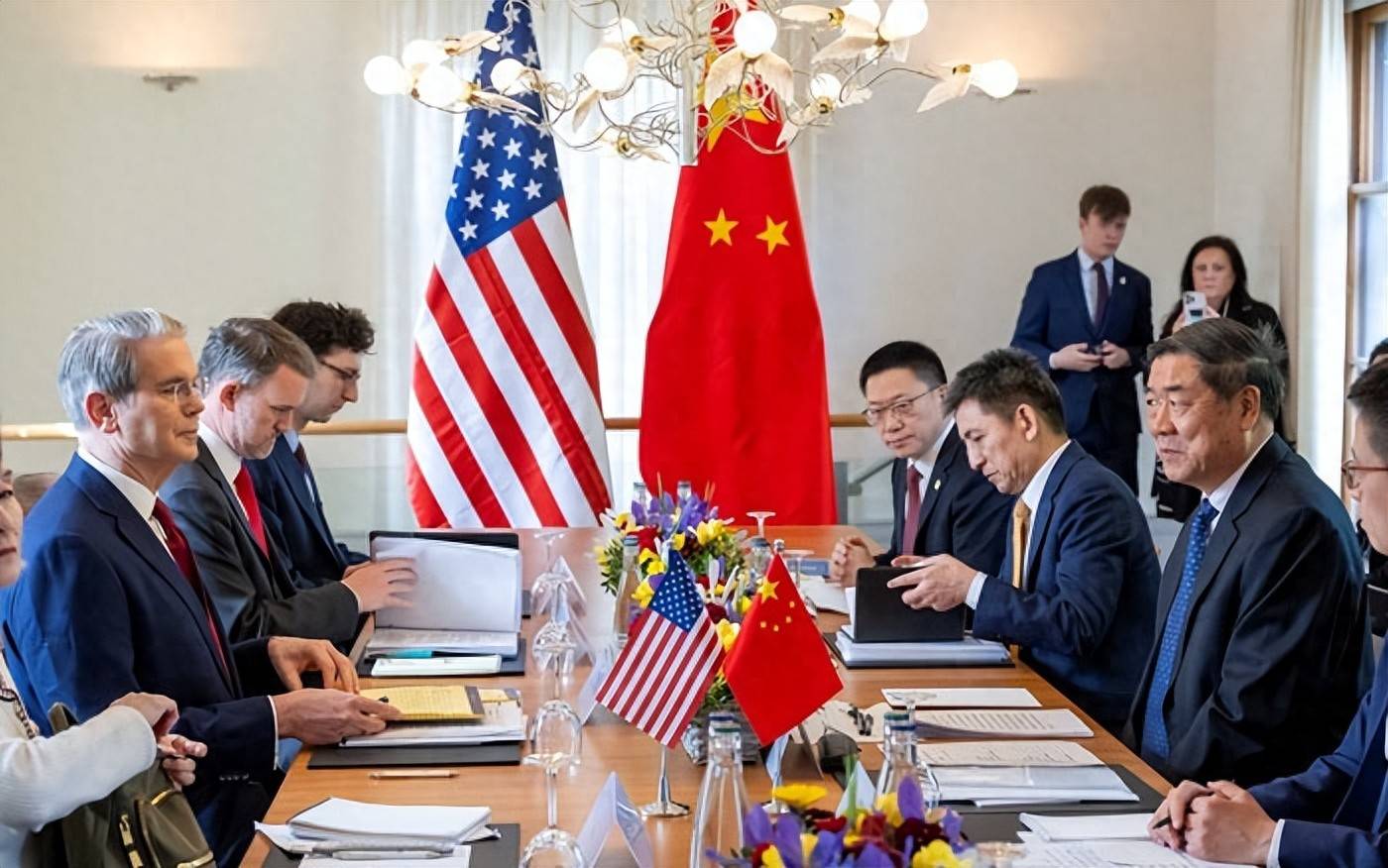 特朗普认栽？中美在伦敦长谈6小时，稀土出口限制让美国措手不及，准备对华让步！